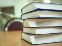 Sluit omhoog geschoten van stapel boeken op de lijst stock afbeelding Sluit omhoog geschoten van stapel boeken op de lijst stock afbeelding