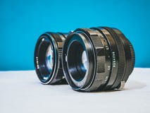 Sluit omhoog geschoten van twee uitstekende cameralenzen stock afbeelding Sluit omhoog geschoten van twee uitstekende cameralenzen stock afbeelding