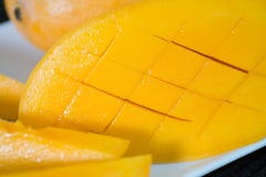 Sluit omhoog gesneden Gele mango stock afbeelding Sluit omhoog gesneden Gele mango stock afbeelding
