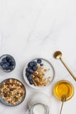Sluit omhoog granola met yoghurtingredi?nten stock foto's Sluit omhoog granola met yoghurtingredi?nten stock foto's