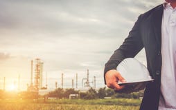Sluit omhoog ingenieurs die aan een bouwterrein werken Stock Fotografie Sluit omhoog ingenieurs die aan een bouwterrein werken Stock Fotografie