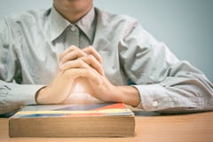 Sluit omhoog, legde de predikant handen op het zwarte boek van de Bijbel, Boeddhistisch, Katholiek, Christelijk, gebed, en bidt v stock afbeelding Sluit omhoog, legde de predikant handen op het zwarte boek van de Bijbel, Boeddhistisch, Katholiek, Christelijk, gebed, en bidt v stock afbeelding