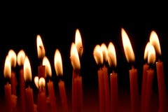 Sluit omhoog mening van de kaarsen die helder in dark branden stock afbeelding Sluit omhoog mening van de kaarsen die helder in dark branden stock afbeelding