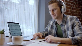 Sluit omhoog mening van een jonge pianist of een gitarist die zijn nieuw lied in een verlaten koffie duting koffiepauze proberen stock video Sluit omhoog mening van een jonge pianist of een gitarist die zijn nieuw lied in een verlaten koffie duting koffiepauze proberen stock video