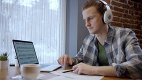 Sluit omhoog mening van een jonge pianist of een gitarist die zijn nieuw lied in een verlaten koffie duting koffiepauze proberen stock videobeelden Sluit omhoog mening van een jonge pianist of een gitarist die zijn nieuw lied in een verlaten koffie duting koffiepauze proberen stock videobeelden