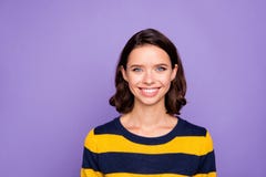 Sluit omhoog mooi foto die zij haar dame het ideale witte tanden oprechte vriendelijke zelfverzekerde makkelijke groot luisteren stock fotografie Sluit omhoog mooi foto die zij haar dame het ideale witte tanden oprechte vriendelijke zelfverzekerde makkelijke groot luisteren stock fotografie