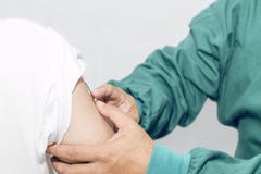 Sluit omhoog Nadruk De hand van arts spuit vaccin aan patiënt in royalty-vrije stock fotografie Sluit omhoog Nadruk De hand van arts spuit vaccin aan patiënt in royalty-vrije stock fotografie