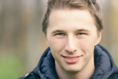 Sluit omhoog portret van de knappe youndmens in openlucht royalty-vrije stock afbeeldingen Sluit omhoog portret van de knappe youndmens in openlucht royalty-vrije stock afbeeldingen