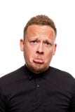 Sluit omhoog portret van een zekere, blonde, knappe jonge mens die zwart die overhemd dragen, op witte achtergrond wordt geïsolee royalty-vrije stock foto Sluit omhoog portret van een zekere, blonde, knappe jonge mens die zwart die overhemd dragen, op witte achtergrond wordt geïsolee royalty-vrije stock foto