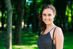 Sluit omhoog Portret van Mooi Jong Kaukasisch Vrouwenmeisje Prett Stock Afbeelding Sluit omhoog Portret van Mooi Jong Kaukasisch Vrouwenmeisje Prett Stock Afbeelding