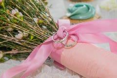 Sluit omhoog Trouwring op Roze Lint Bloemenboeket royalty-vrije stock foto Sluit omhoog Trouwring op Roze Lint Bloemenboeket royalty-vrije stock foto