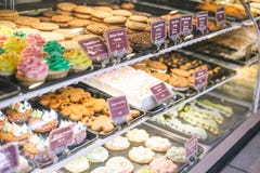 Sluit omhoog van bakkerijvitrine met koekjes en cupcakes stock afbeeldingen Sluit omhoog van bakkerijvitrine met koekjes en cupcakes stock afbeeldingen