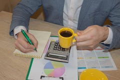 Sluit omhoog van de holdingspen die van de zakenmanhand aan calculator, boekhoudingsdocument op kantoor, e-businessconcept werken stock foto Sluit omhoog van de holdingspen die van de zakenmanhand aan calculator, boekhoudingsdocument op kantoor, e-businessconcept werken stock foto