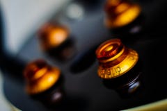 Sluit omhoog van de wijzerplaten op een gitaar stock foto Sluit omhoog van de wijzerplaten op een gitaar stock foto