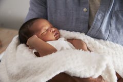 Sluit omhoog van de Zoon van Vaderholding newborn baby in Kinderdagverblijf royalty-vrije stock afbeeldingen Sluit omhoog van de Zoon van Vaderholding newborn baby in Kinderdagverblijf royalty-vrije stock afbeeldingen
