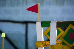Sluit omhoog van een Detail van een Gekleurde Houten Hindernis stock afbeelding Sluit omhoog van een Detail van een Gekleurde Houten Hindernis stock afbeelding