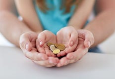 Sluit omhoog van familiehanden houdend euro geldmuntstukken Stock Afbeeldingen Sluit omhoog van familiehanden houdend euro geldmuntstukken Stock Afbeeldingen