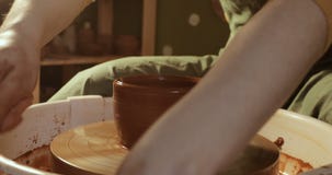 Sluit omhoog van handen die klei werken aan pottenbakkers` s wiel, close-upmening stock footage Sluit omhoog van handen die klei werken aan pottenbakkers` s wiel, close-upmening stock footage
