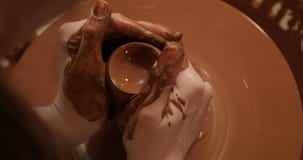 Sluit omhoog van handen die klei werken aan pottenbakkers` s wiel, Hoogste mening, close-upmening stock videobeelden Sluit omhoog van handen die klei werken aan pottenbakkers` s wiel, Hoogste mening, close-upmening stock videobeelden