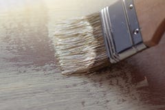 Sluit omhoog van het grote borstel schilderen met lichtgele acrylverf stock afbeelding Sluit omhoog van het grote borstel schilderen met lichtgele acrylverf stock afbeelding