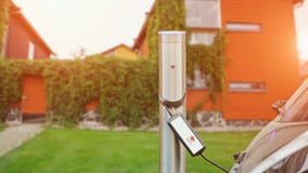 Sluit omhoog van het laden post Een kabel wordt verbonden met de post, die een elektrische auto laadt stock videobeelden Sluit omhoog van het laden post Een kabel wordt verbonden met de post, die een elektrische auto laadt stock videobeelden