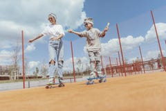 Sluit omhoog van het met een skateboard rijden van familie bij speelplaats Gelukkig familieconcept royalty-vrije stock foto Sluit omhoog van het met een skateboard rijden van familie bij speelplaats Gelukkig familieconcept royalty-vrije stock foto