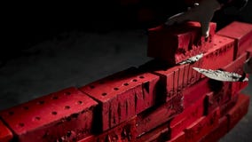Sluit omhoog van industriële metselaar die cementbakstenen installeren op darcruimte voorraad Concept zelfontplooiing creëer royalty-vrije stock afbeeldingen Sluit omhoog van industriële metselaar die cementbakstenen installeren op darcruimte voorraad Concept zelfontplooiing creëer royalty-vrije stock afbeeldingen