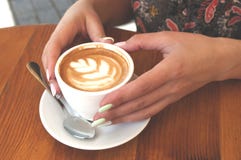 Sluit omhoog van van koffiekop en handen stock afbeeldingen Sluit omhoog van van koffiekop en handen stock afbeeldingen