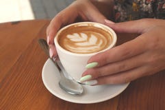 Sluit omhoog van van koffiekop en handen stock afbeeldingen Sluit omhoog van van koffiekop en handen stock afbeeldingen
