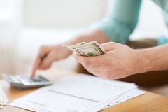 Sluit omhoog van mensen tellend geld en het maken van nota's Stock Afbeelding Sluit omhoog van mensen tellend geld en het maken van nota's Stock Afbeelding