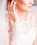 Sluit omhoog van mooie vrouw die glanzende diamantoorringen dragen stock afbeeldingen Sluit omhoog van mooie vrouw die glanzende diamantoorringen dragen stock afbeeldingen