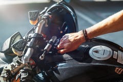 Sluit omhoog van motor van de fietser de beginnende motorfiets bij parkeren stock foto Sluit omhoog van motor van de fietser de beginnende motorfiets bij parkeren stock foto