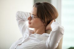 Sluit omhoog van nadenkende onderneemster die in stoel het rusten leunen stock foto Sluit omhoog van nadenkende onderneemster die in stoel het rusten leunen stock foto