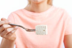Sluit omhoog van Vrouw met Tofu op Vork royalty-vrije stock foto Sluit omhoog van Vrouw met Tofu op Vork royalty-vrije stock foto