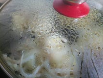 Sluit omhoog van warm waterdruppeltjes op een glasdeksel Stock Foto Sluit omhoog van warm waterdruppeltjes op een glasdeksel Stock Foto