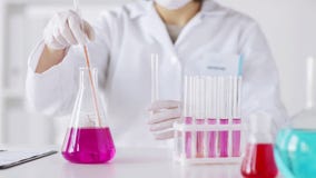Sluit omhoog van wetenschapper die onderzoek naar laboratorium maken stock footage Sluit omhoog van wetenschapper die onderzoek naar laboratorium maken stock footage