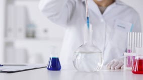 Sluit omhoog van wetenschapper die onderzoek naar laboratorium maken stock video Sluit omhoog van wetenschapper die onderzoek naar laboratorium maken stock video
