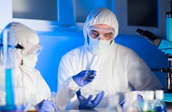 Sluit omhoog van wetenschappers met teststeekproeven in laboratorium stock fotografie Sluit omhoog van wetenschappers met teststeekproeven in laboratorium stock fotografie