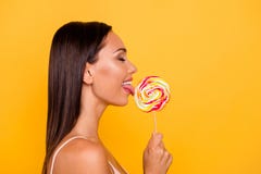 Sluit omhoog zij mooie profielfoto zij haar van de de persoons grote lollie van dame het hongerige gewijde snoepjes pop houten de stock fotografie Sluit omhoog zij mooie profielfoto zij haar van de de persoons grote lollie van dame het hongerige gewijde snoepjes pop houten de stock fotografie