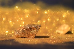 Sluit omhoog zuivere gouden mineralen met gouden licht op zwart concept als achtergrond, investerings en bedrijfs stock afbeeldingen Sluit omhoog zuivere gouden mineralen met gouden licht op zwart concept als achtergrond, investerings en bedrijfs stock afbeeldingen