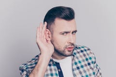 Sluit portret van de grappige gebaarde mens omhoog houdt tot een kom gevormde hand dichtbij ea stock foto's Sluit portret van de grappige gebaarde mens omhoog houdt tot een kom gevormde hand dichtbij ea stock foto's