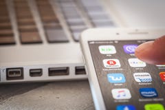 Sluit tot vinger openend Rakuten app op iPhone 7 het scherm stock afbeelding Sluit tot vinger openend Rakuten app op iPhone 7 het scherm stock afbeelding