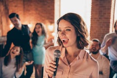 Sluit vrienden zes van foto omhoog beste vrienden van de de karaokenacht van persoonsparen het weekendvakantie uit vocale solist stock afbeeldingen Sluit vrienden zes van foto omhoog beste vrienden van de de karaokenacht van persoonsparen het weekendvakantie uit vocale solist stock afbeeldingen