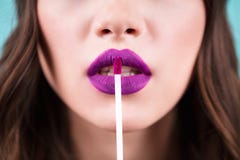 Sluit vrouw opzet lippenstift, lipgloss op haar lippen Heldere purpere lippenstiftkleur De schoonheidsmiddelen van de huidzorg stock afbeelding Sluit vrouw opzet lippenstift, lipgloss op haar lippen Heldere purpere lippenstiftkleur De schoonheidsmiddelen van de huidzorg stock afbeelding