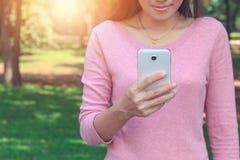 Slut upp av en kvinna som använder den mobilSmart telefonen royaltyfri bild Slut upp av en kvinna som använder den mobilSmart telefonen royaltyfri bild