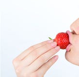 Slut upp av kvinnan som äter strawberrie royaltyfria foton Slut upp av kvinnan som äter strawberrie royaltyfria foton