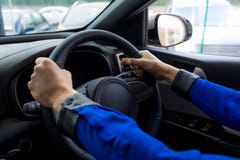 Slut upp av kvinnaprovkörning royaltyfria foton Slut upp av kvinnaprovkörning royaltyfria foton