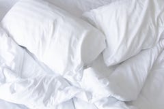 Slut upp den vita sängkläderark och kudden royaltyfri bild Slut upp den vita sängkläderark och kudden royaltyfri bild