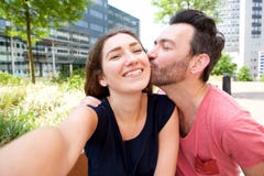 Slut upp lyckliga romantiska par som tar selfie utanför i stad arkivfoto Slut upp lyckliga romantiska par som tar selfie utanför i stad arkivfoto