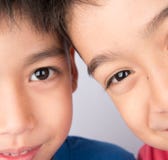 Slut upp på halva ögon av siblingbrodern som tillsammans ler arkivbilder Slut upp på halva ögon av siblingbrodern som tillsammans ler arkivbilder
